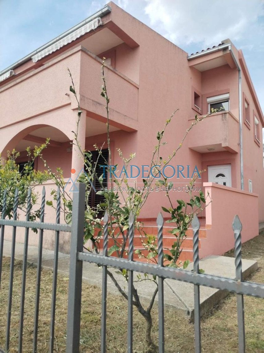 <p>Apartment-type house in Shushani.</p><p> Plot area 450 m2</p><p> House area 220 m2</p><p> The house has 2 floors, on the 1st floor there are 2 apar