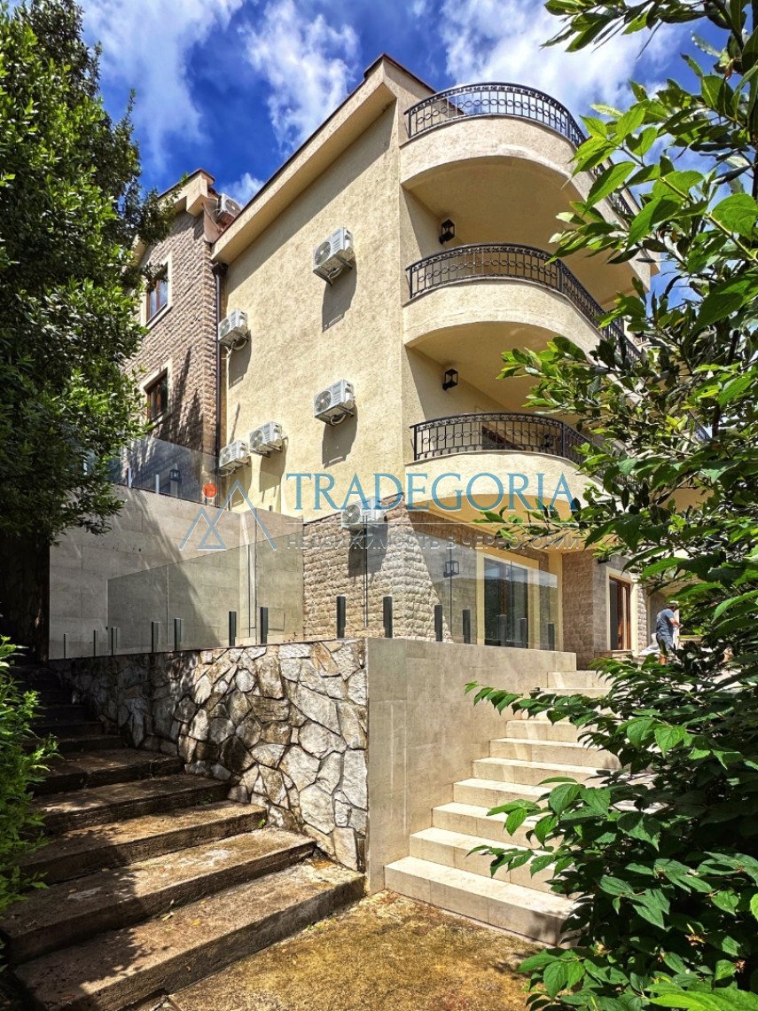 <h3>Apartment 1</h3><p> Key parameters:</p> Location: Kamenari Property type: Apartment Area: 36.43 m² Number of floors: 3rd floor Number of bedrooms: