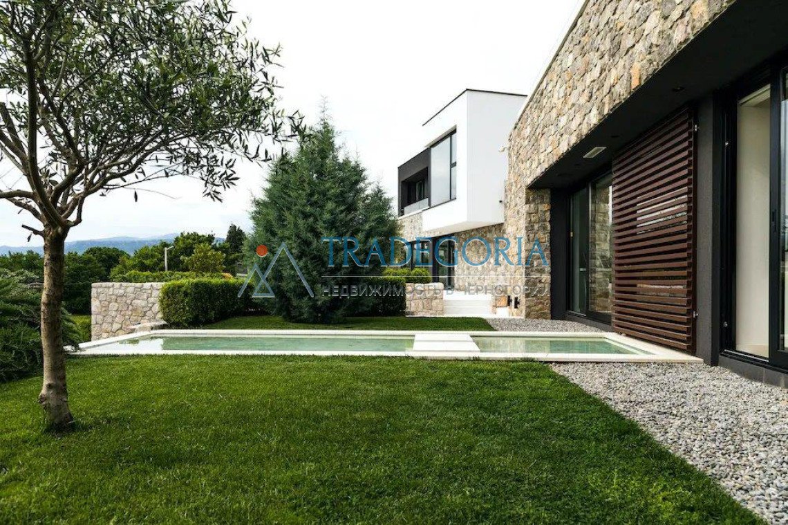 <h3>Key parameters:</h3> Location: Podgorica Property type: villa Property type: new building House area: 162 m² Plot area: 593 m² View: panoramic vie