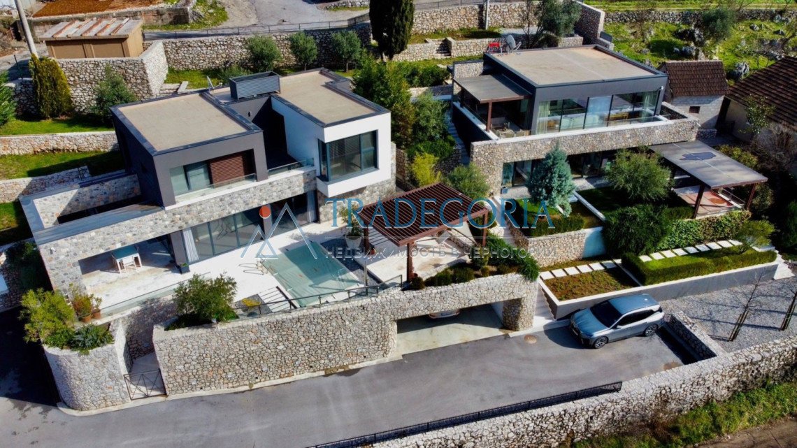 <h3>Key parameters:</h3> Location: Podgorica Property type: villa Property type: new building House area: 162 m² Plot area: 593 m² View: panoramic vie