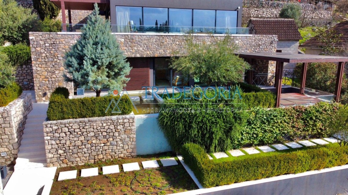 <h3>Key parameters:</h3> Location: Podgorica Property type: villa Property type: new building House area: 162 m² Plot area: 593 m² View: panoramic vie