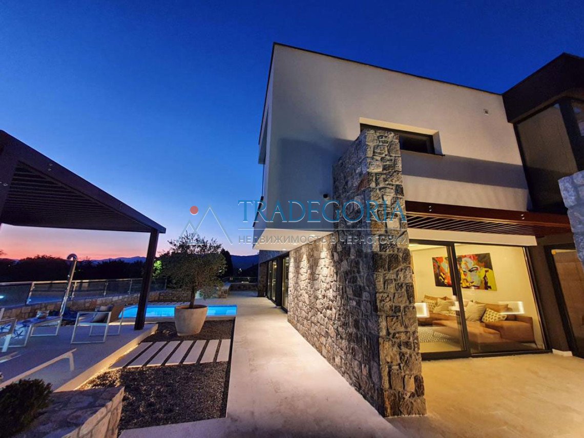 <h3>Key parameters:</h3> Location: Podgorica Property type: villa Property type: new building House area: 162 m² Plot area: 593 m² View: panoramic vie