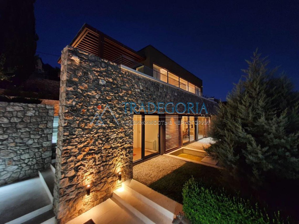 <h3>Key parameters:</h3> Location: Podgorica Property type: villa Property type: new building House area: 162 m² Plot area: 593 m² View: panoramic vie