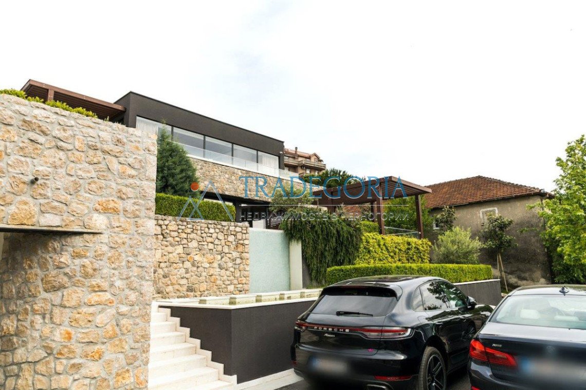 <h3>Key parameters:</h3> Location: Podgorica Property type: villa Property type: new building House area: 162 m² Plot area: 593 m² View: panoramic vie