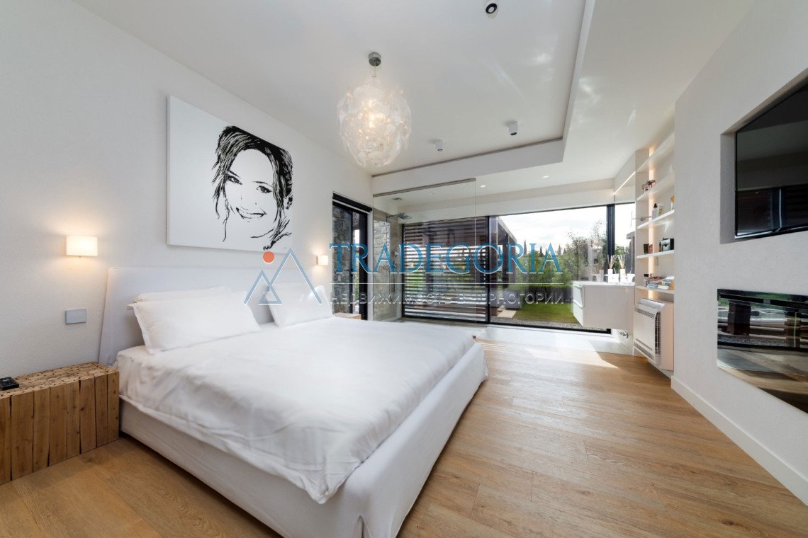 <h3>Key parameters:</h3> Location: Podgorica Property type: villa Property type: new building House area: 162 m² Plot area: 593 m² View: panoramic vie