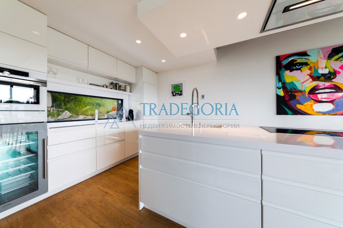 <h3>Key parameters:</h3> Location: Podgorica Property type: villa Property type: new building House area: 162 m² Plot area: 593 m² View: panoramic vie