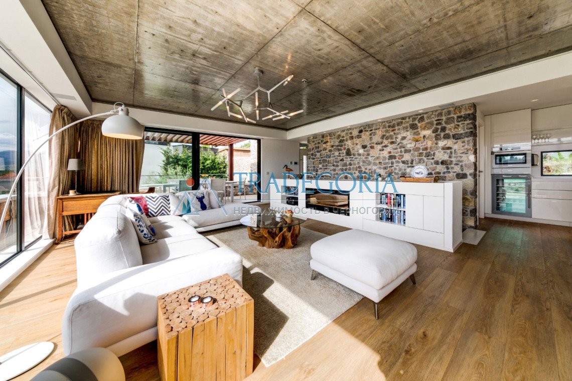 <h3>Key parameters:</h3> Location: Podgorica Property type: villa Property type: new building House area: 162 m² Plot area: 593 m² View: panoramic vie