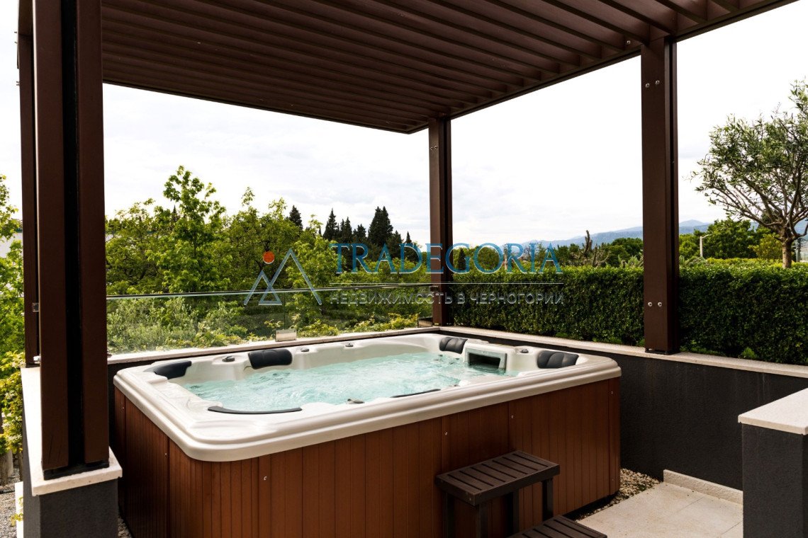 <h3>Key parameters:</h3> Location: Podgorica Property type: villa Property type: new building House area: 162 m² Plot area: 593 m² View: panoramic vie