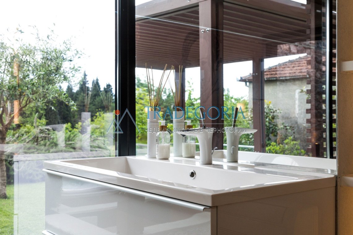 <h3>Key parameters:</h3> Location: Podgorica Property type: villa Property type: new building House area: 162 m² Plot area: 593 m² View: panoramic vie