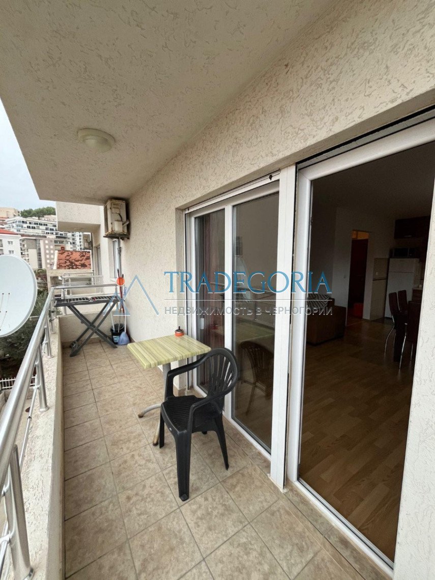 <p>Two bedroom apartment with two balconies in Becici</p><h3> Key parameters</h3> Location: Becici, next to the Mix Market store Property type: apartm