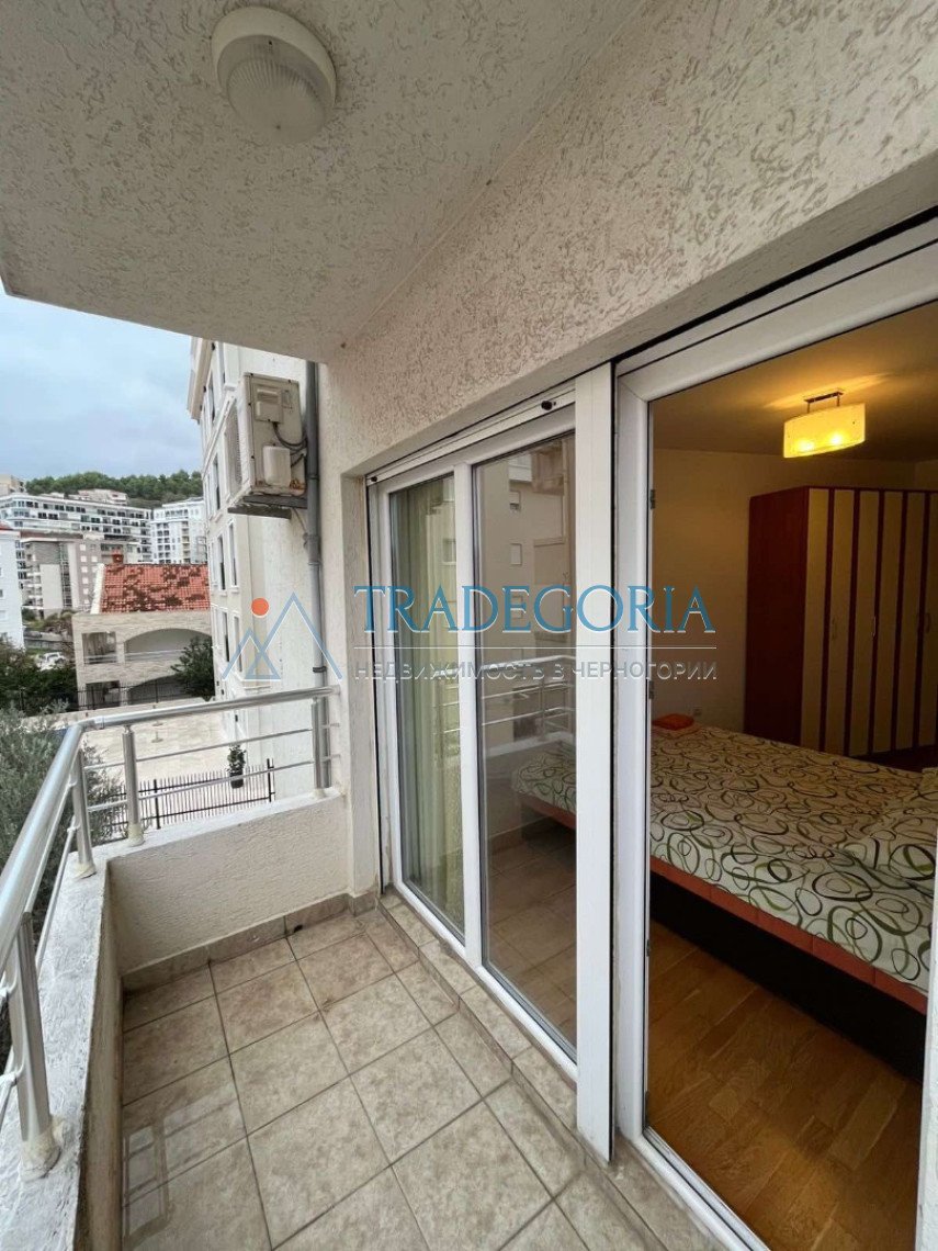 <p>Two bedroom apartment with two balconies in Becici</p><h3> Key parameters</h3> Location: Becici, next to the Mix Market store Property type: apartm