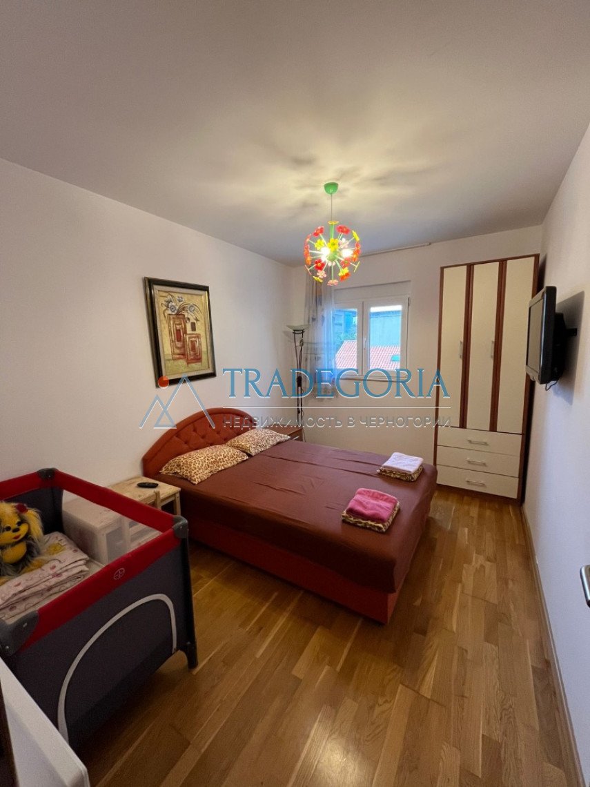 <p>Two bedroom apartment with two balconies in Becici</p><h3> Key parameters</h3> Location: Becici, next to the Mix Market store Property type: apartm