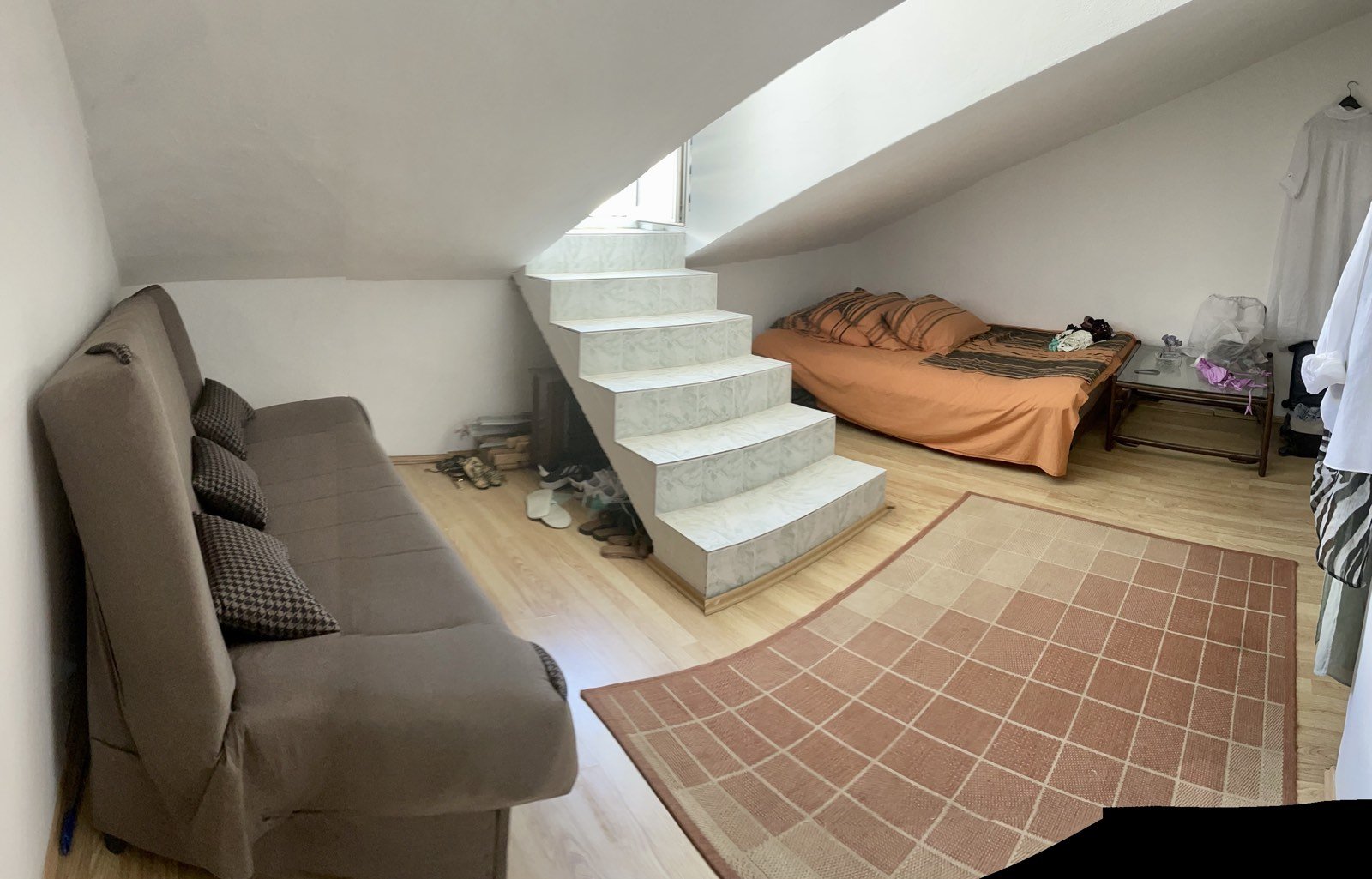 Three-storey Townhouse with panoramic sea views<br><br><p>For sale is offered a townhouse type house on the seashore, near the town of Tivat in the to