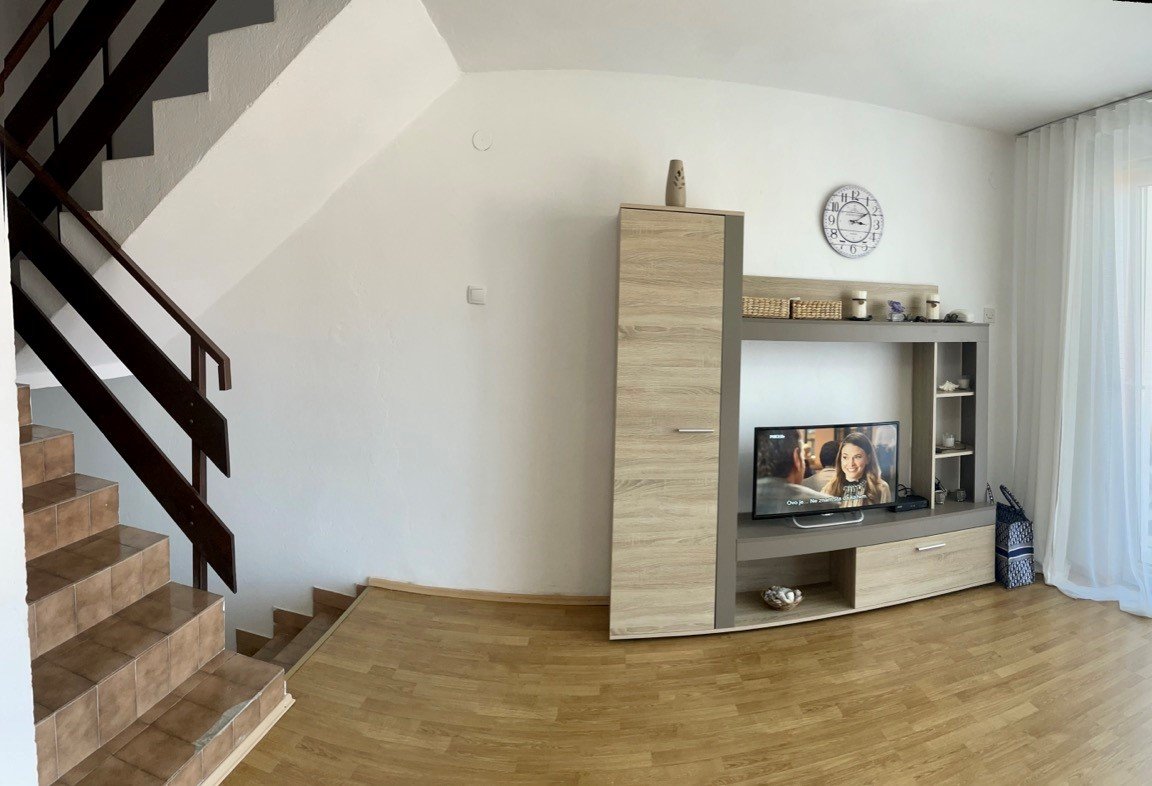 Three-storey Townhouse with panoramic sea views<br><br><p>For sale is offered a townhouse type house on the seashore, near the town of Tivat in the to