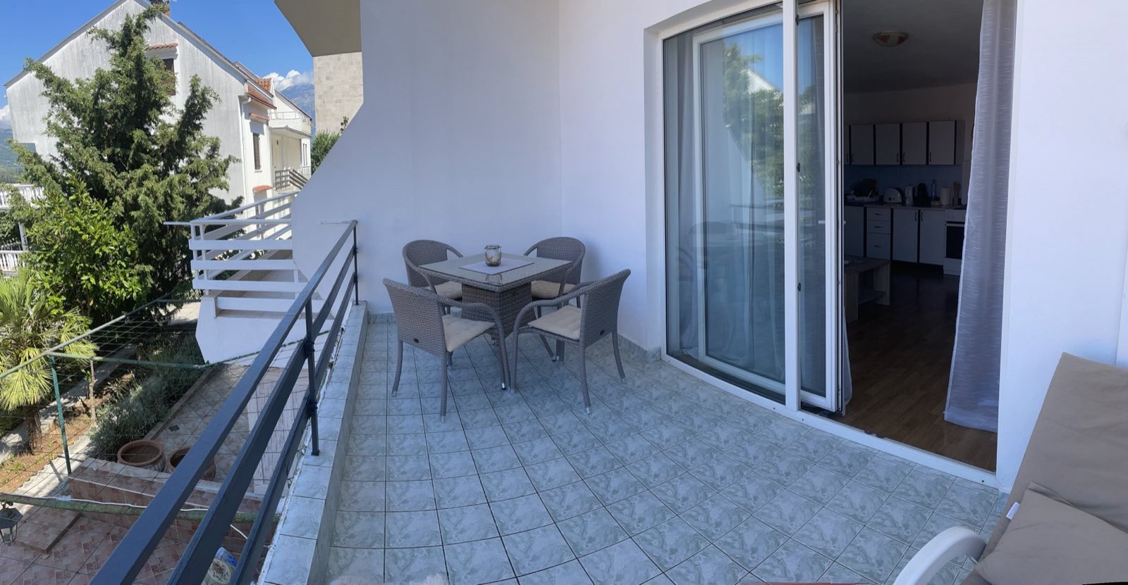 Three-storey Townhouse with panoramic sea views<br><br><p>For sale is offered a townhouse type house on the seashore, near the town of Tivat in the to