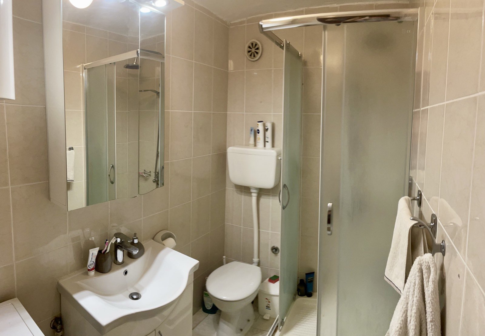 Three-storey Townhouse with panoramic sea views<br><br><p>For sale is offered a townhouse type house on the seashore, near the town of Tivat in the to