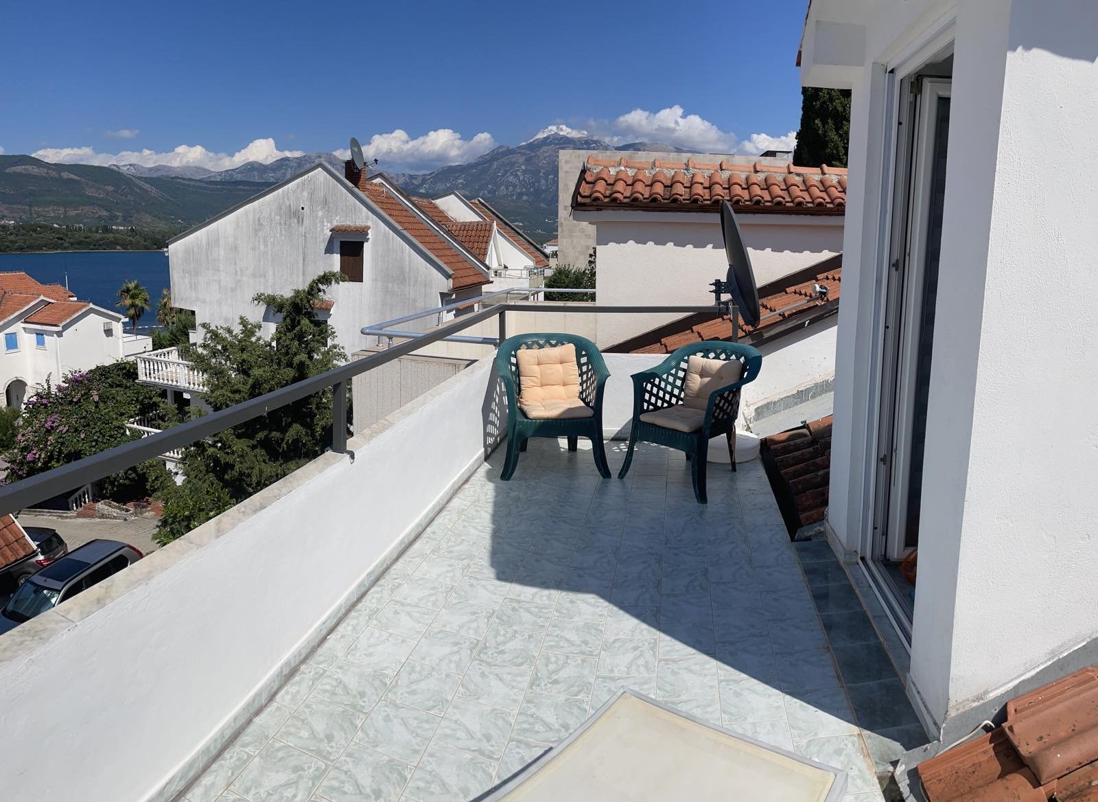 Three-storey Townhouse with panoramic sea views<br><br><p>For sale is offered a townhouse type house on the seashore, near the town of Tivat in the to