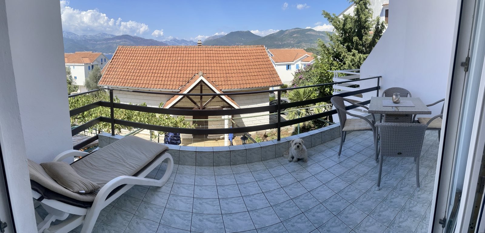 Three-storey Townhouse with panoramic sea views<br><br><p>For sale is offered a townhouse type house on the seashore, near the town of Tivat in the to