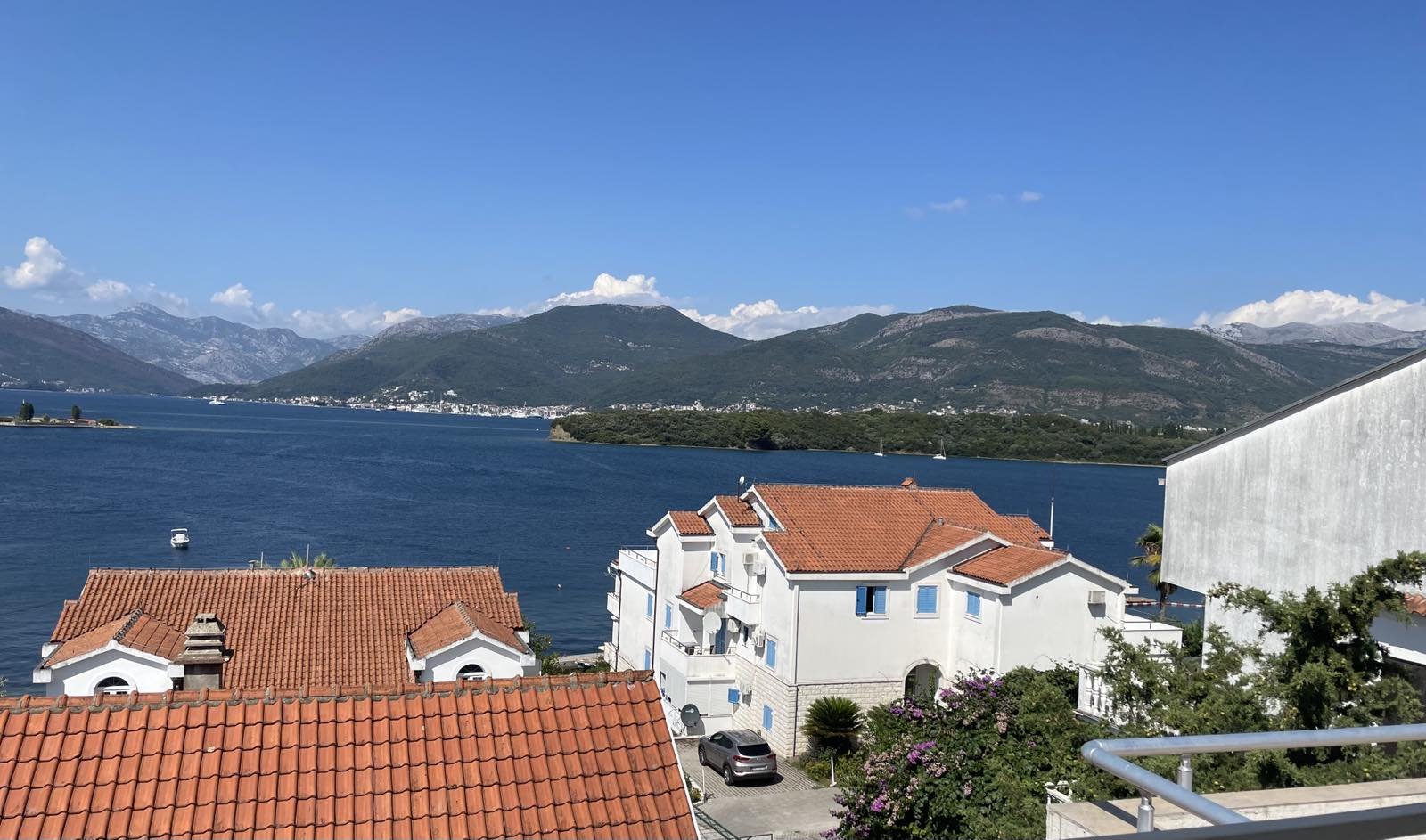 Three-storey Townhouse with panoramic sea views<br><br><p>For sale is offered a townhouse type house on the seashore, near the town of Tivat in the to
