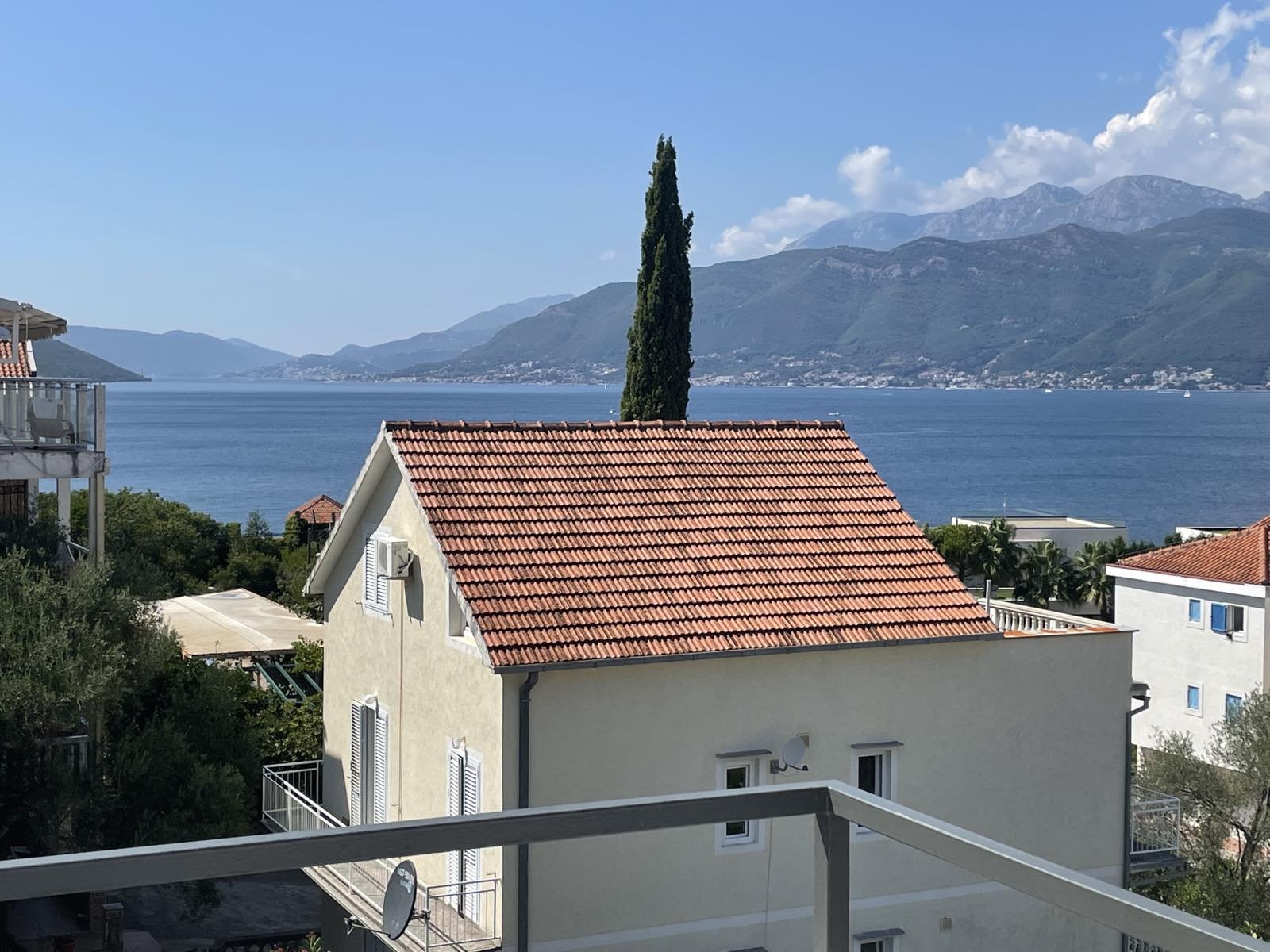 Three-storey Townhouse with panoramic sea views<br><br><p>For sale is offered a townhouse type house on the seashore, near the town of Tivat in the to