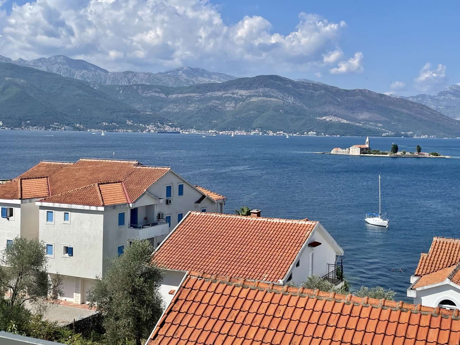 Three-storey Townhouse with panoramic sea views<br><br><p>For sale is offered a townhouse type house on the seashore, near the town of Tivat in the to