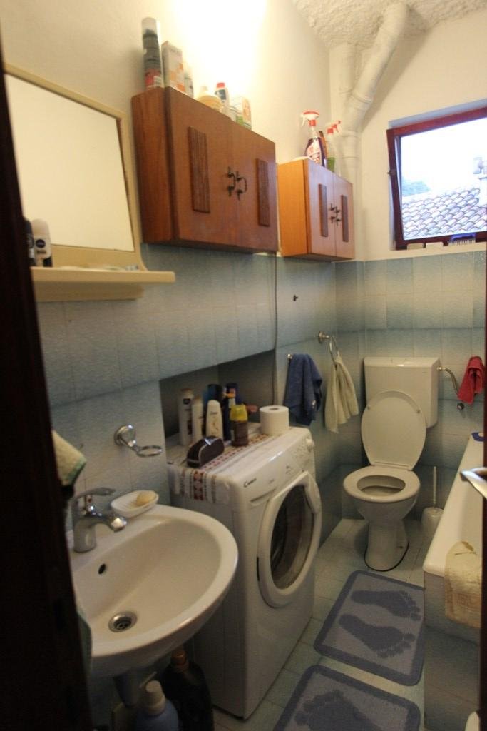 Mountine view house in Topla<br><br><p>Three-storey house for sale in Herceg Novi, Topla. The house is a cascade type and has a terrace with mountain 