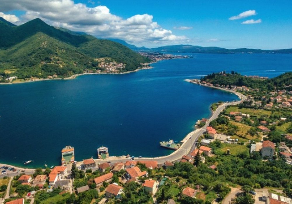 kotor: Boka Bay of Kotor, Kamenari district. New apartments in a club-type apartment building.
The distance to the sea is 300m.

The house has four floors, a 