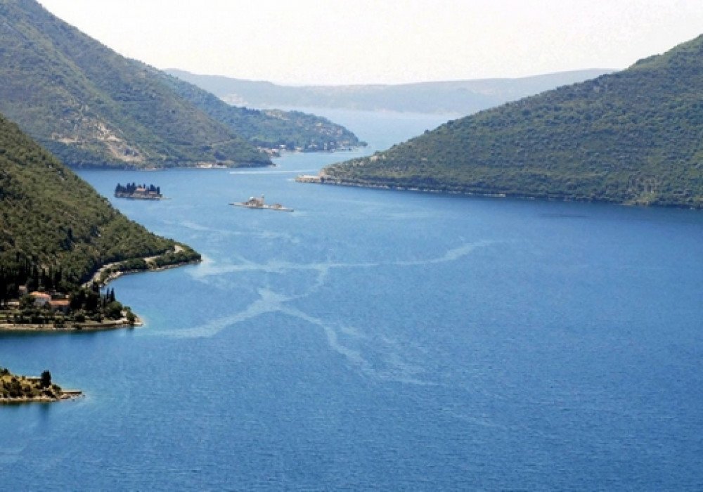 kotor: Boka Bay of Kotor, Kamenari district. New apartments in a club-type apartment building.
The distance to the sea is 300m.

The house has four floors, a 