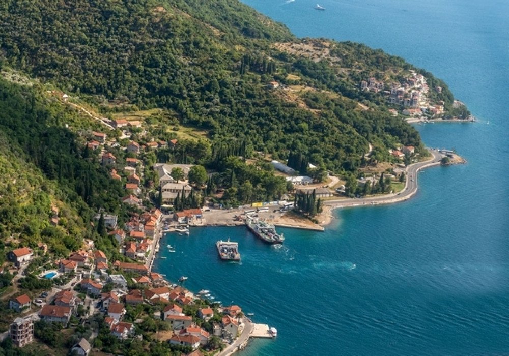 Boka Bay of Kotor, Kamenari district. New apartments in a club-type apartment building.
The distance to the sea is 300m.

The house has four floors, a