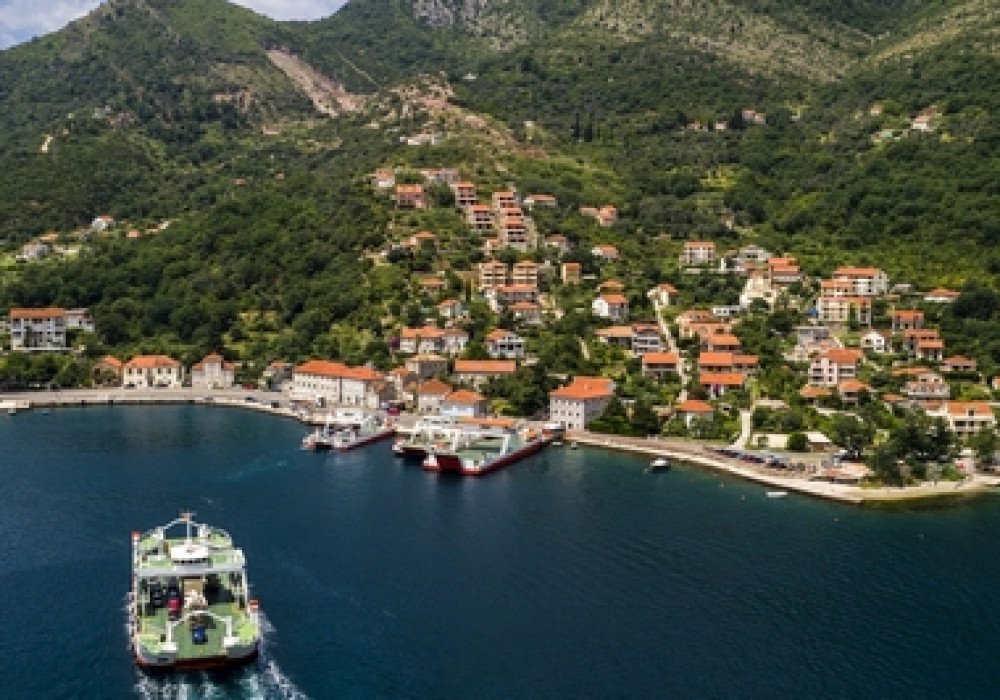 kotor: Boka Bay of Kotor, Kamenari district. New apartments in a club-type apartment building.
The distance to the sea is 300m.

The house has four floors, a 