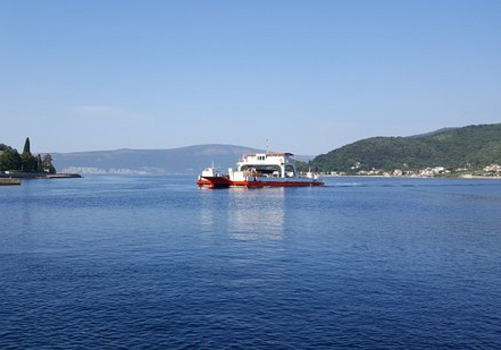 Boka Bay of Kotor, Kamenari district. New apartments in a club-type apartment building.
The distance to the sea is 300m.

The house has four floors, a