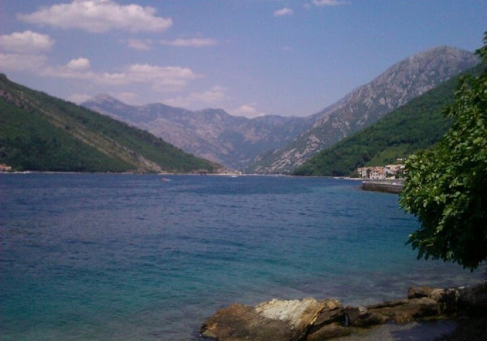 kotor: Boka Bay of Kotor, Kamenari district. New apartments in a club-type apartment building.
The distance to the sea is 300m.

The house has four floors, a 