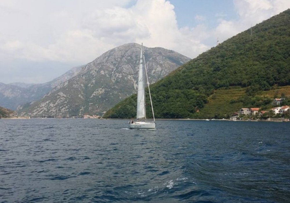 kotor: Boka Bay of Kotor, Kamenari district. New apartments in a club-type apartment building.
The distance to the sea is 300m.

The house has four floors, a 