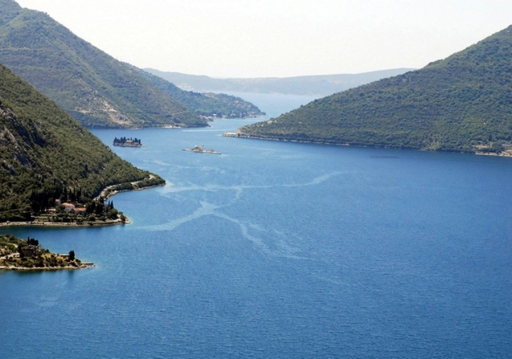 Boka Bay of Kotor, Kamenari district. New apartments in a club-type apartment building.
The distance to the sea is 300m.
The house has four floors, a