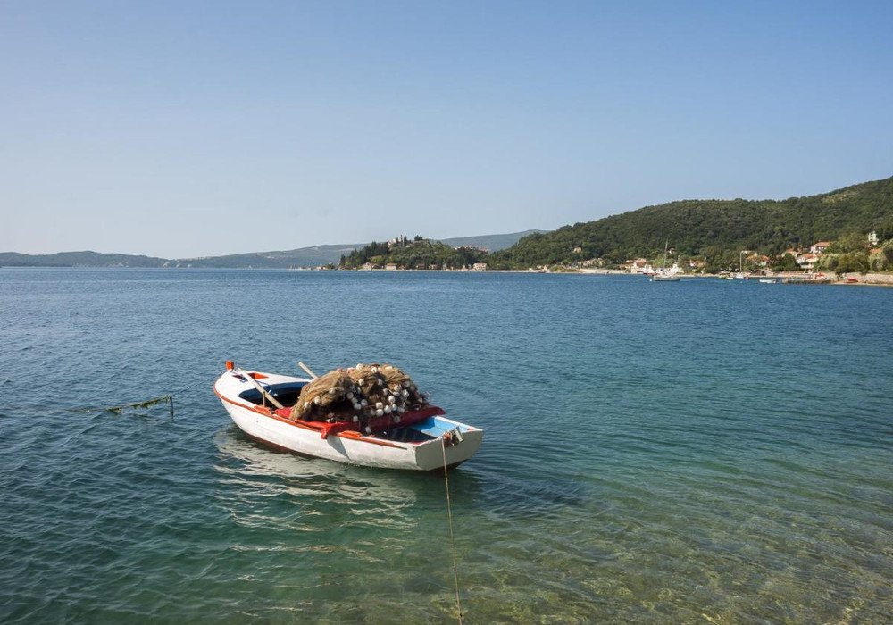 Boka Bay of Kotor, Kamenari district. New apartments in a club-type apartment building.
The distance to the sea is 300m.
The house has four floors, a